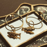 Aretes con aro y trucha vista cercana